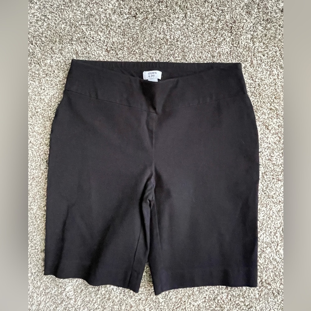 Crown & Ivy Woman’s Shorts in Sz 4 in gently used condition
